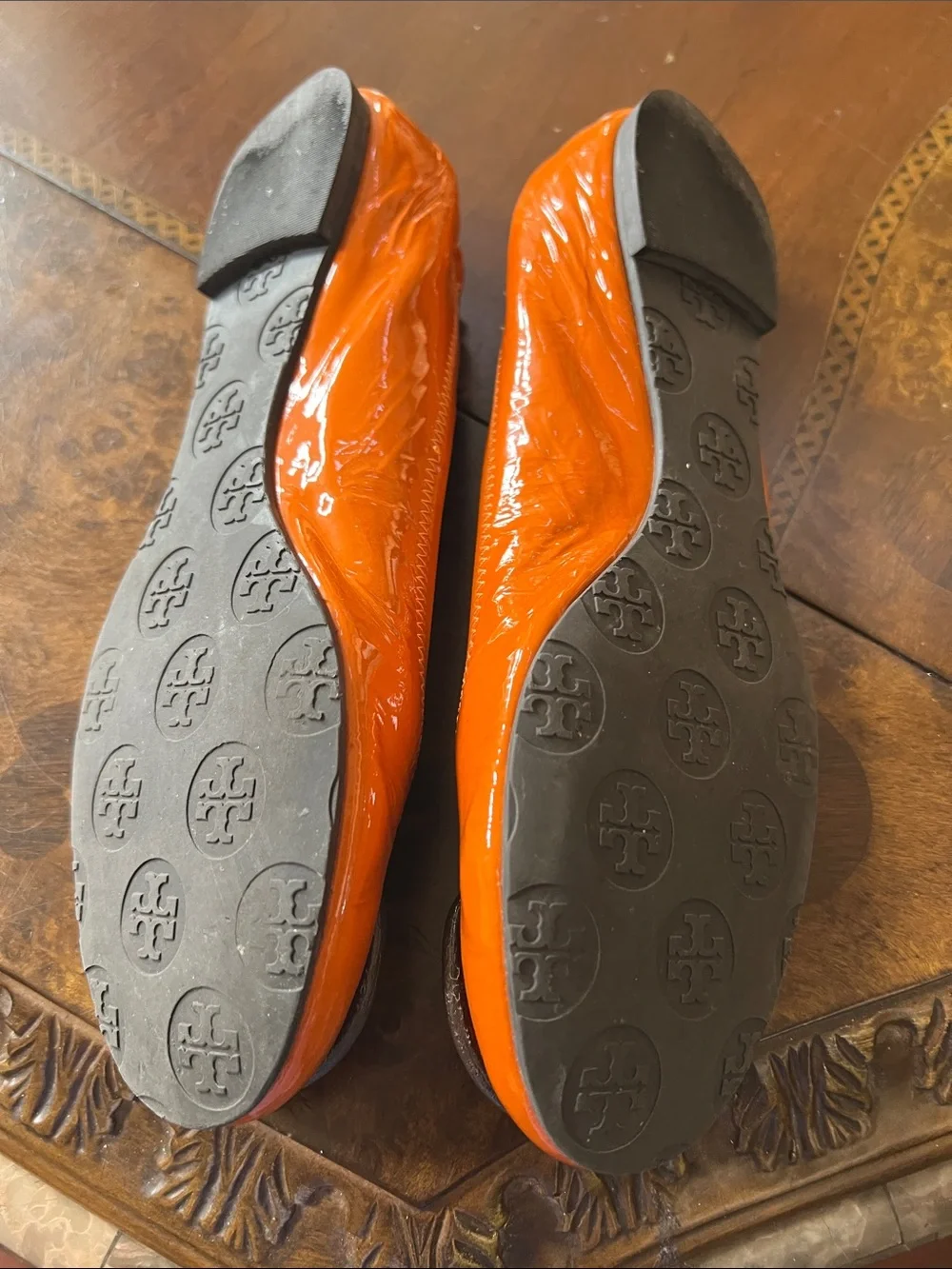 Tory Burch Leather flat shoes ( unique color )
